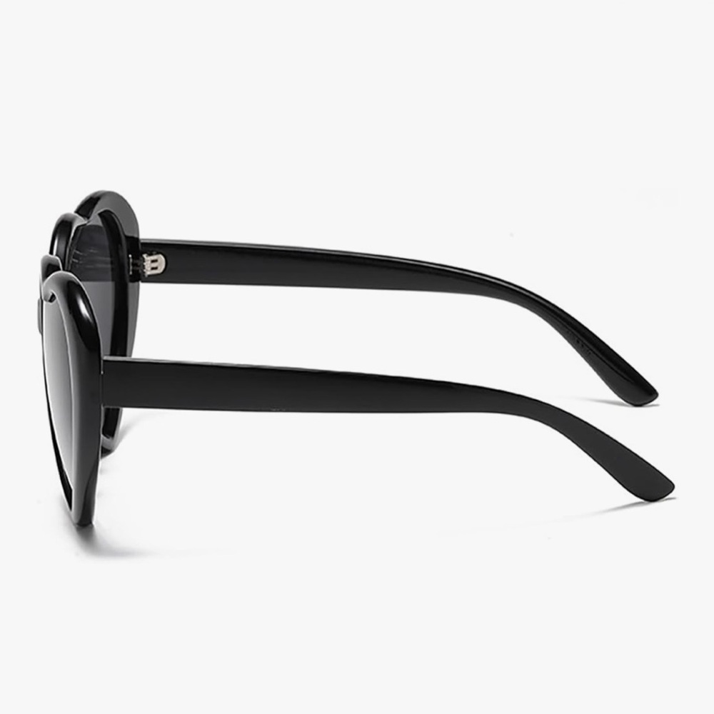 🆕 Heart-Shaped Oversized Women's Sunglasses - Black - Picture 3 of 6